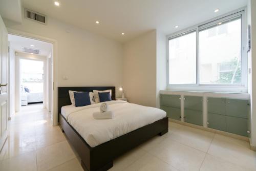 Two-Bedroom Apartment with Balcony - 20 Arnon Street image 3