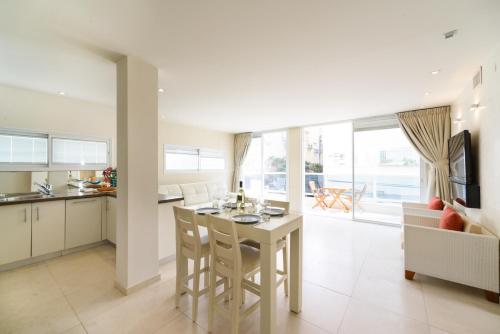 Two-Bedroom Apartment with Balcony - 20 Arnon Street image 10