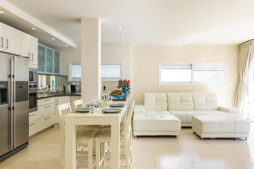 Two-Bedroom Apartment with Balcony - 20 Arnon Street image 9