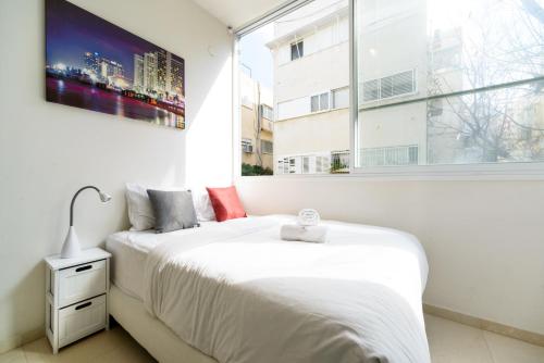 Two-Bedroom Apartment with Balcony - 20 Arnon Street image 4