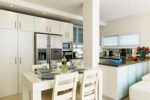 Two-Bedroom Apartment with Balcony - 20 Arnon Street image 2