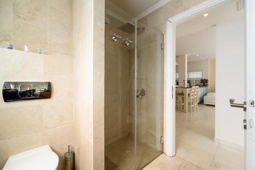 Two-Bedroom Apartment with Balcony - 20 Arnon Street image 7