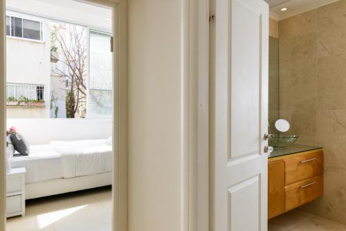 Two-Bedroom Apartment with Balcony - 20 Arnon Street image 8