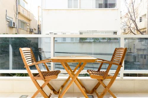 Two-Bedroom Apartment with Balcony - 20 Arnon Street image 6