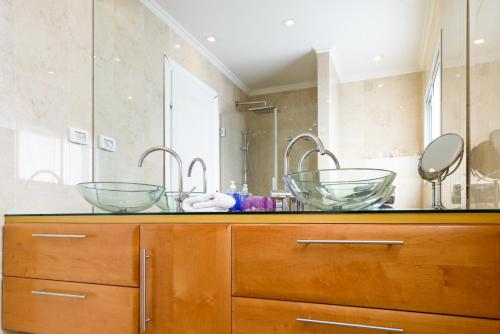 Two-Bedroom Apartment with Balcony - 20 Arnon Street image 5