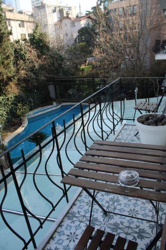 Villa Blanche Hotel & Garden Pool and Spa - image 4