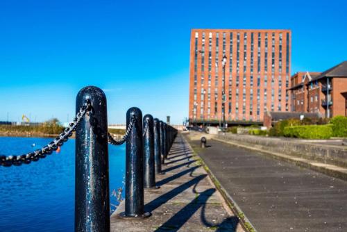Fabulous Quayside Apartment with Free Parking, Liverpool (photo 4)