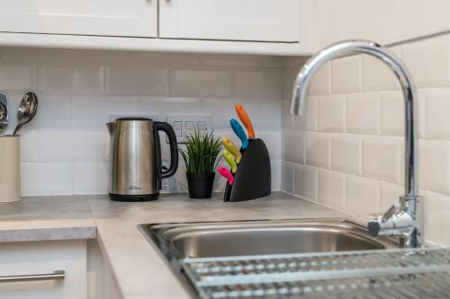 Fabulous Quayside Apartment with Free Parking, Liverpool (photo 9)