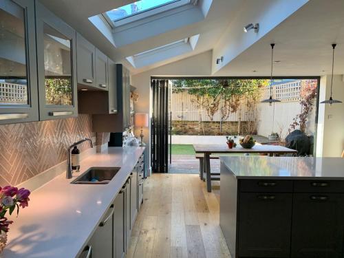 Fabulous London Family Home 4-8 guests, free parking gîte à louer Acton