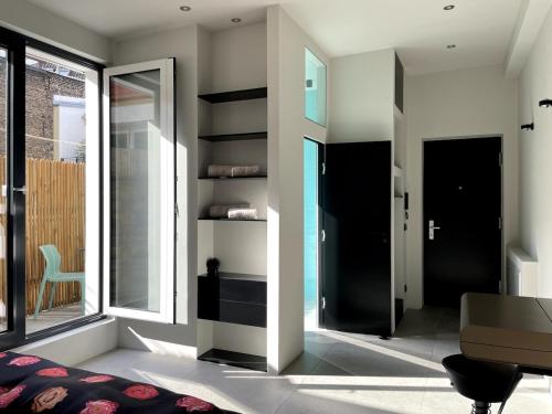 Room with a bathroom and private entrance door, Berlino (foto 8)