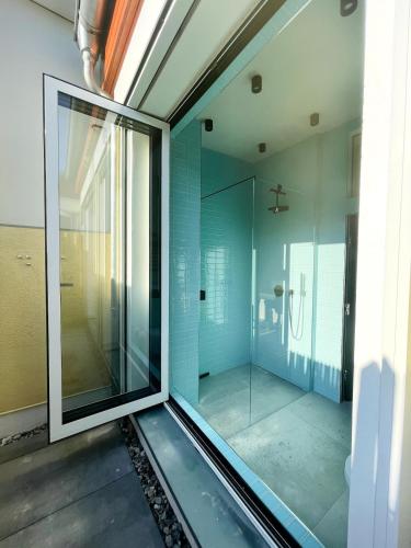 Room with a bathroom and private entrance door, Berlino (foto 9)