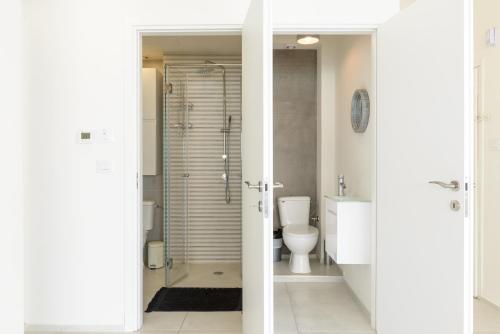 Two-Bedroom Apartment with Balcony - 44 Trumpeldor street image 6