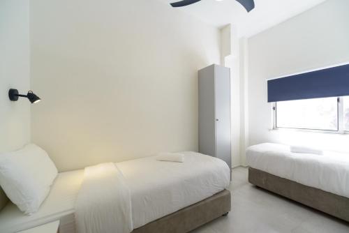 Two-Bedroom Apartment with Balcony - 44 Trumpeldor street image 4