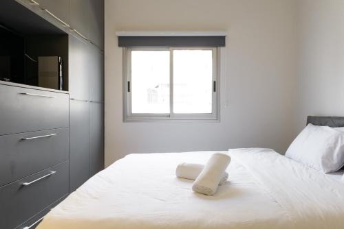 Two-Bedroom Apartment with Balcony - 44 Trumpeldor street image 10