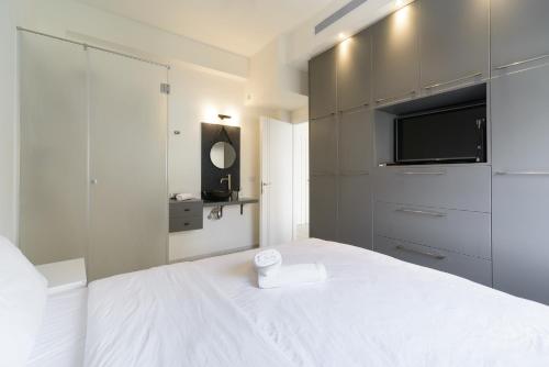 Two-Bedroom Apartment with Balcony - 44 Trumpeldor street image 3