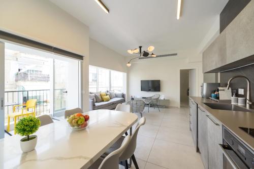 Two-Bedroom Apartment with Balcony - 44 Trumpeldor street image 9