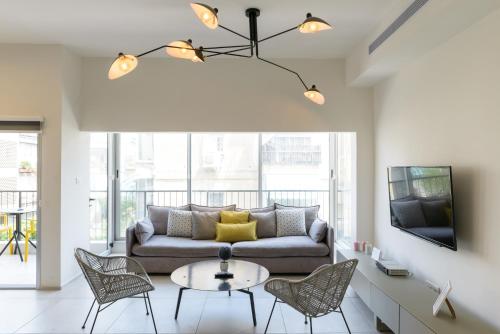 Two-Bedroom Apartment with Balcony - 44 Trumpeldor street image 2