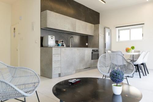 Two-Bedroom Apartment with Balcony - 44 Trumpeldor street image 5
