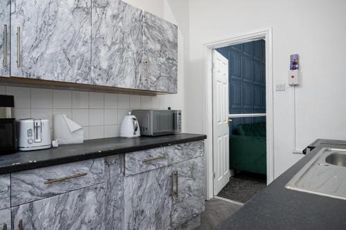 keuken, 4-bedroom- Stoke-on-Trent sleeps 8- pet friendly in Tunstall