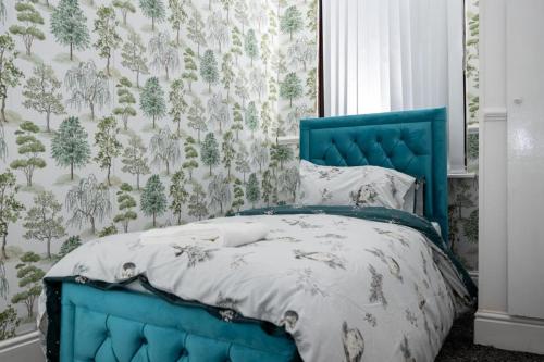 4-bedroom- Stoke-on-Trent sleeps 8- pet friendly in Tunstall