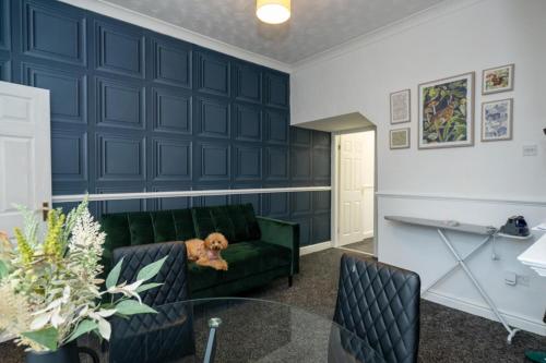 4-bedroom- Stoke-on-Trent sleeps 8- pet friendly in Tunstall