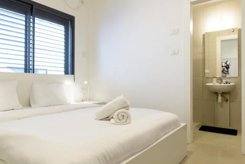 Three Bedroom Apartment with Garden and a Cinema room - 46 Pinsker Street image 6