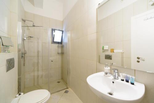 Three Bedroom Apartment with Garden and a Cinema room - 46 Pinsker Street image 3