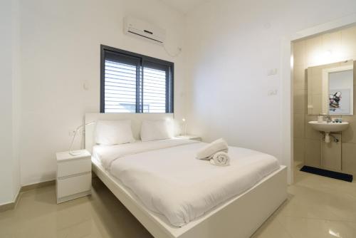 Three Bedroom Apartment with Garden and a Cinema room - 46 Pinsker Street image 4