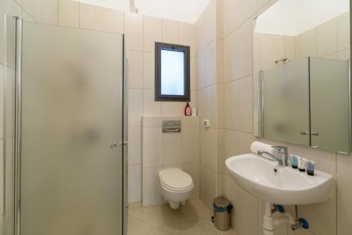 Three Bedroom Apartment with Garden and a Cinema room - 46 Pinsker Street image 7