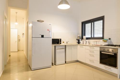 Three Bedroom Apartment with Garden and a Cinema room - 46 Pinsker Street image 2