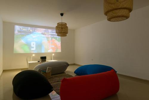 Three Bedroom Apartment with Garden and a Cinema room - 46 Pinsker Street image 1