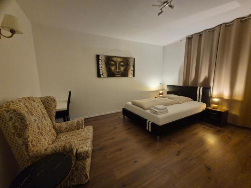 Gemütliches Privatzimmer mit französischem Doppelbett an der Universitätsklinik Mainz in Mainz, Deutschland