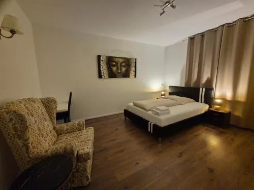 Gemütliches Privatzimmer mit französischem Doppelbett an der Universitätsklinik Mainz in Mainz, Deutschland