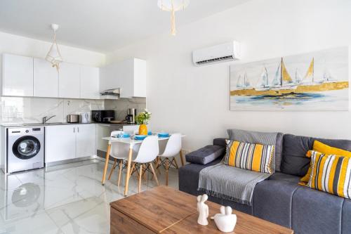 Infinity - One-Bedroom Apt W Terrace in Larnaca, Larnaka