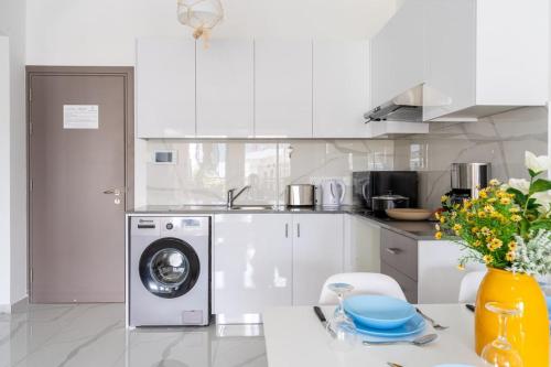 Infinity - One-Bedroom Apt W Terrace in Larnaca, Larnaka (fotografie 4)