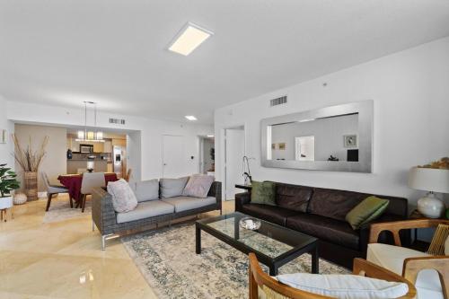 Luxurious 2BD Condo with Direct Ocean Front & Resort Pool in Sunny Isles in Sunny Isles Beach