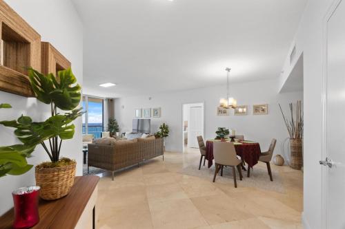 Luxurious 2BD Condo with Direct Ocean Front & Resort Pool in Sunny Isles in Sunny Isles Beach