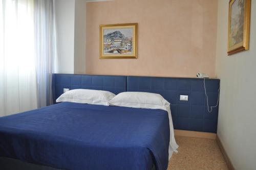2 twin beds