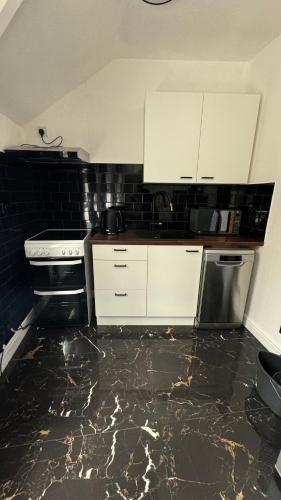 Free Parking! Kingston Studio ideal for professionals relocators and leisure stays near station - image 14