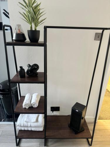 Free Parking! Kingston Studio ideal for professionals relocators and leisure stays near station - image 10