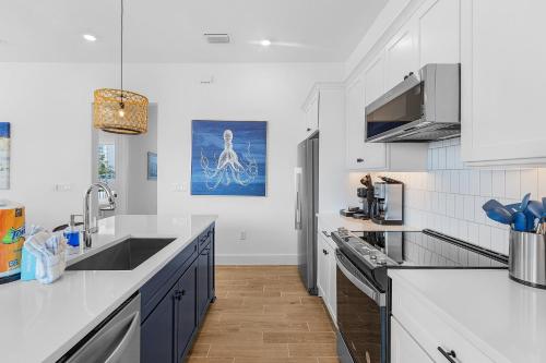 118 Luxury 4 Bed with Den 45 Bath - Heated Pool & Spa - image 2