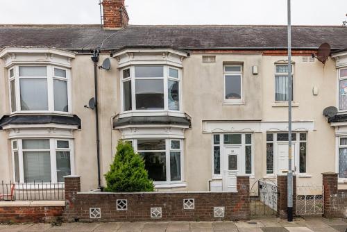 Modern 4-Bed Home Sleeps 6