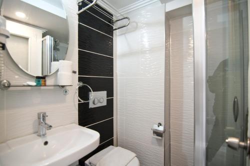 Family Room image 10