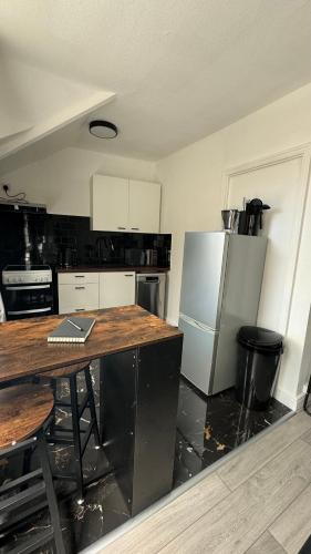 Free Parking! Kingston Studio ideal for professionals relocators and leisure stays near station - image 13