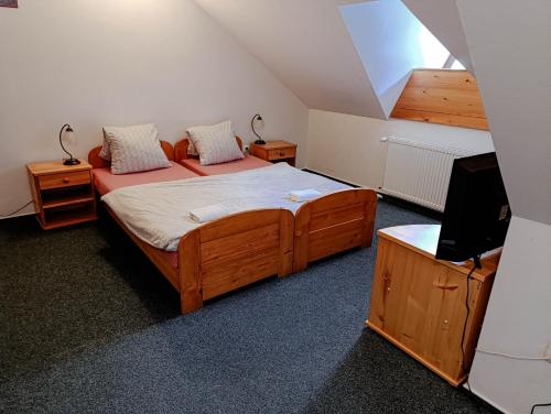 1 double bed, 1 twin bed