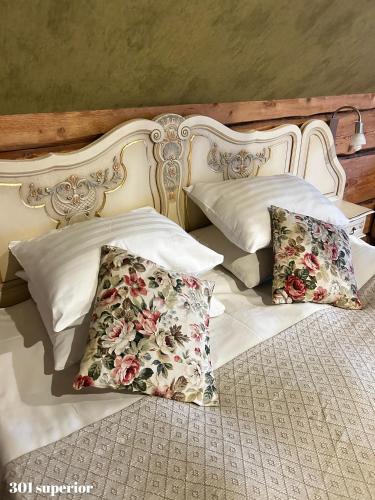 1 queen bed, 2 twin beds