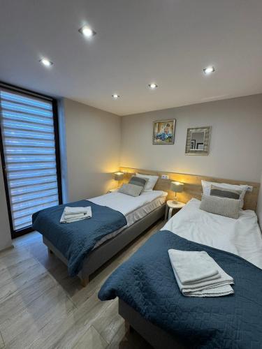 2 twin beds, 1 sofa bed