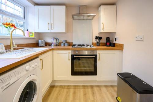 Konyha, Bay Tree Cottage Rhondda Valley By STAE-Homes in Cymmer