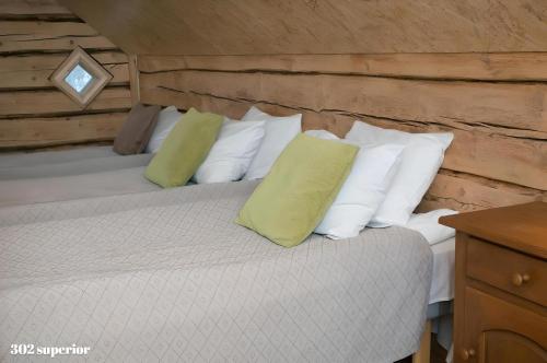 4 twin beds