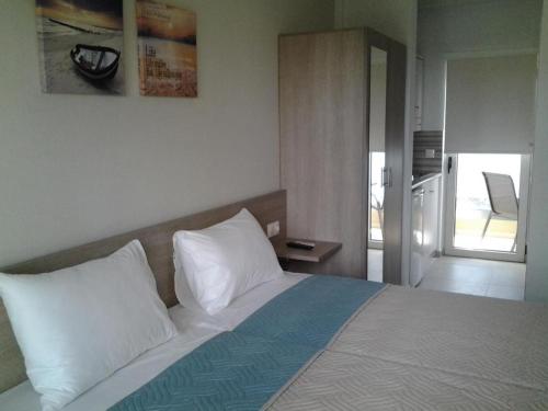 Lola's Hotel 5